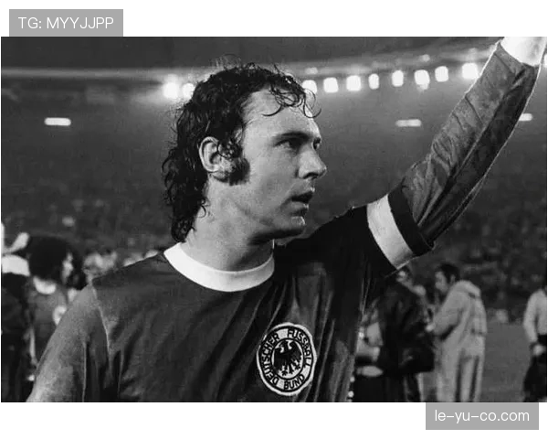 贝肯鲍尔传奇再现：从“足球皇帝”经典瞬间解析现代防守艺术的演变